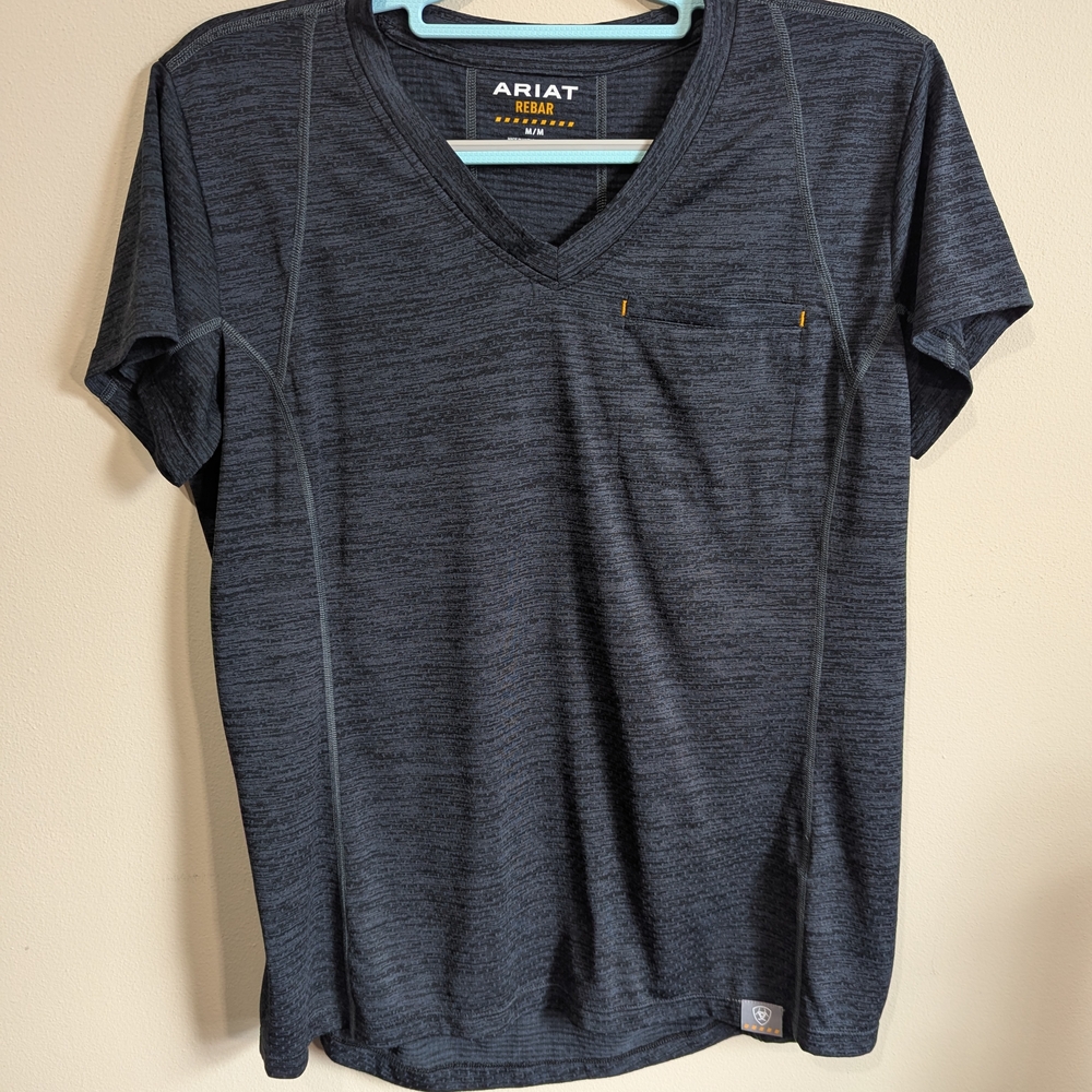 Ariat Women’s Dark Gray V-Neck Tee Medium Athletic Short Sleeve Top